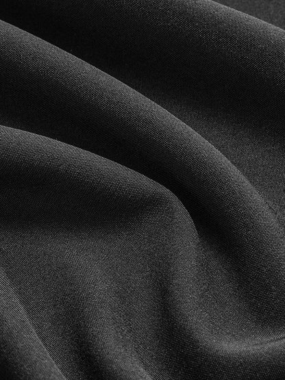 Luciana – Długa elegancka sukienka z wysokim kołnierzem i wycięciami