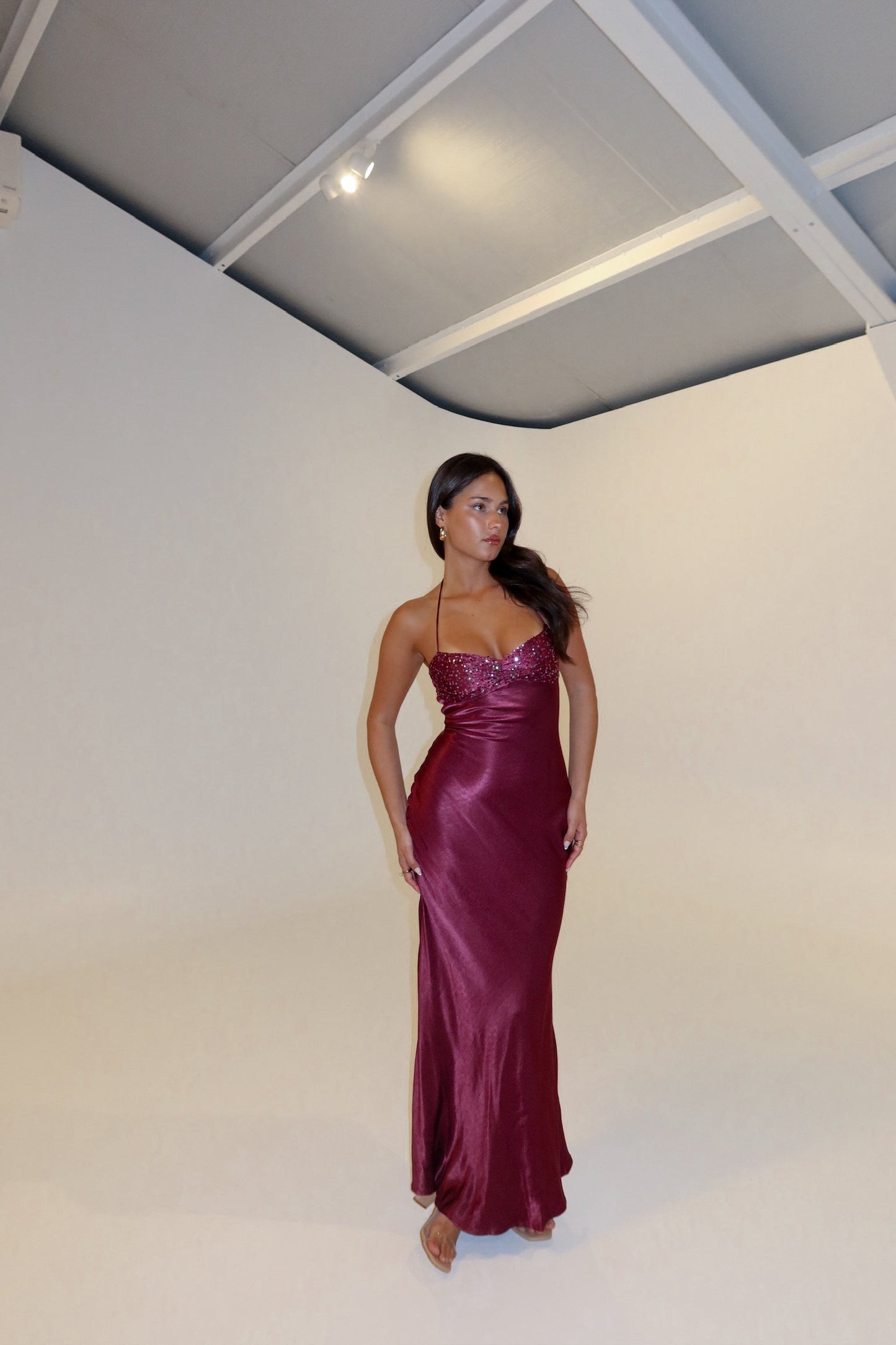 Martina – Dopasowana Suknia Maxi z Dekoltem Halter