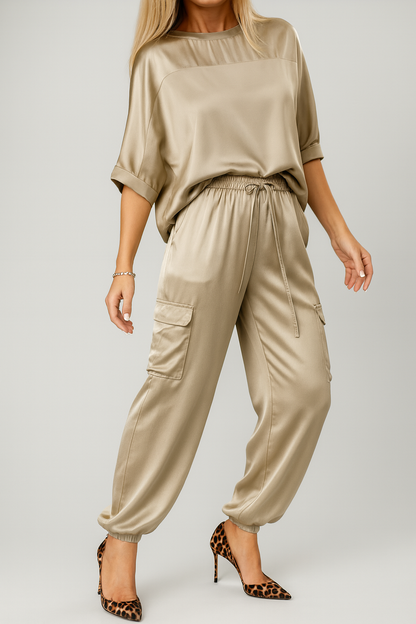 Emily – Damski satynowy komplet z luźnym krojem