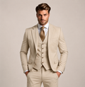 Elegancki garnitur męski trzyczęściowy w jasnym kolorze - 1 - Livia-Moda