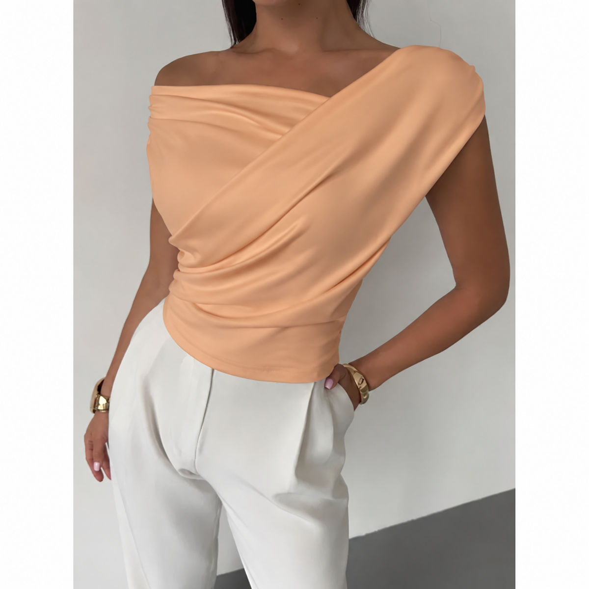 Leoni – Elegancka bluzka damska z drapowanym ramieniem