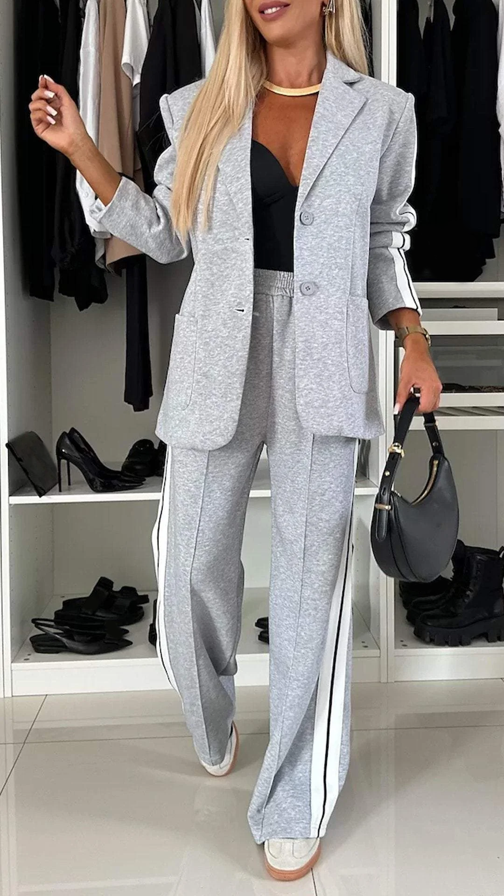 Dwuczęściowy zestaw składający się z damskiej marynarki i spodni o luźnym kroju, w paski - J&B; - 1 - Livia-Moda
