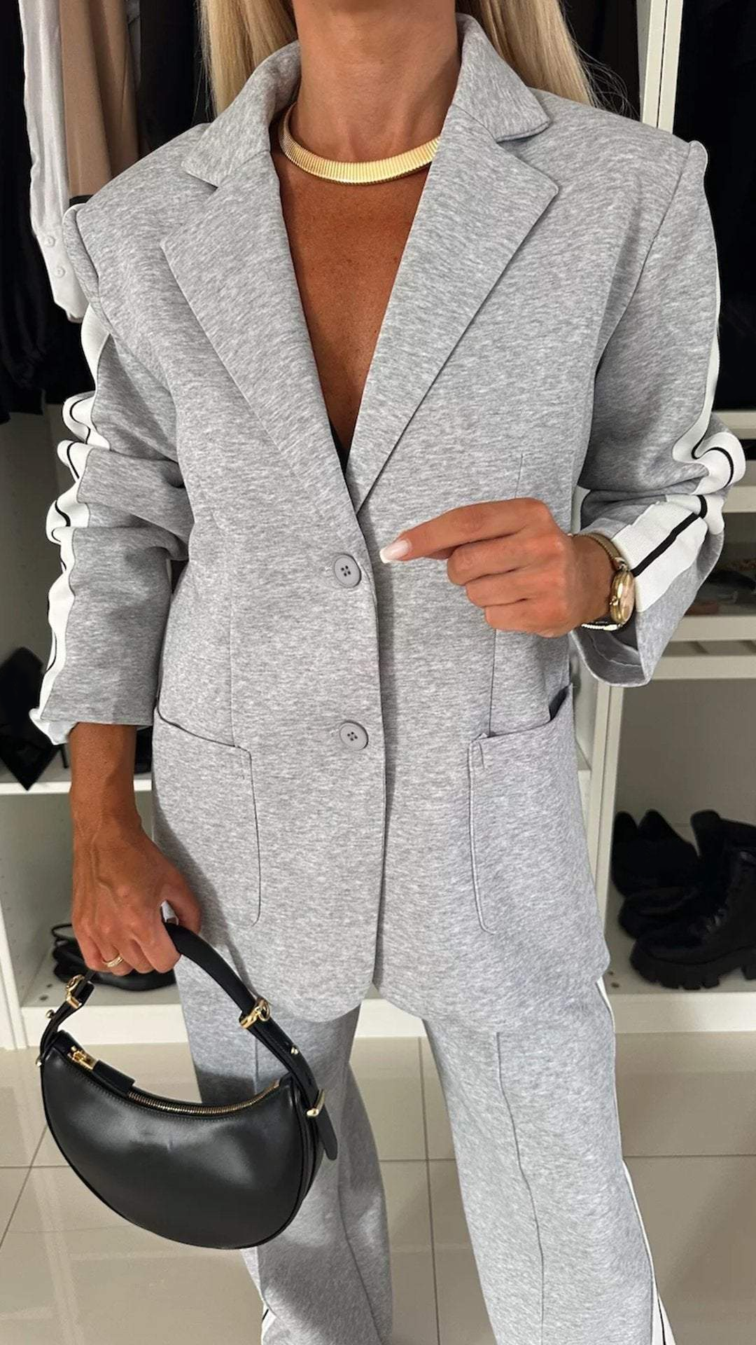 Dwuczęściowy zestaw składający się z damskiej marynarki i spodni o luźnym kroju, w paski - J&B; - 3 - Livia-Moda