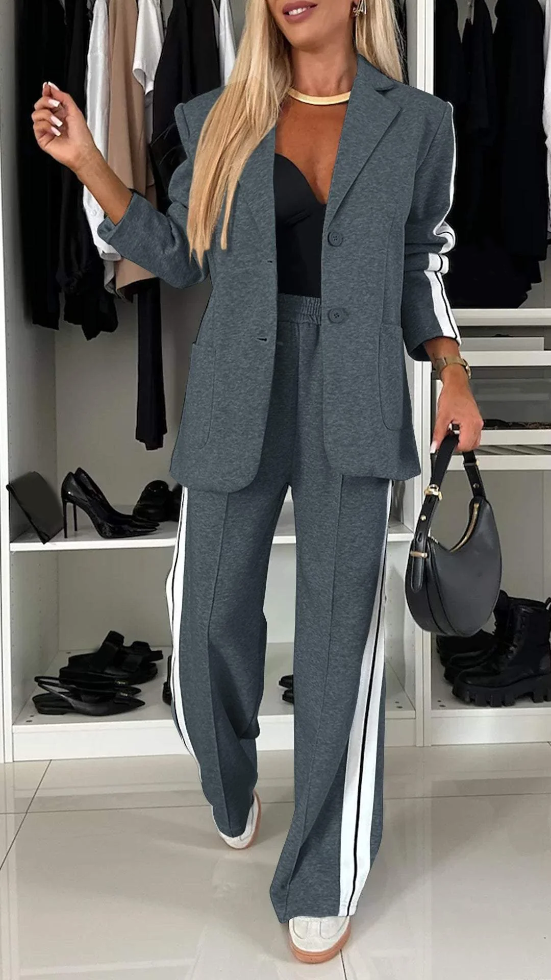 Dwuczęściowy zestaw składający się z damskiej marynarki i spodni o luźnym kroju, w paski - J&B; - 5 - Livia-Moda