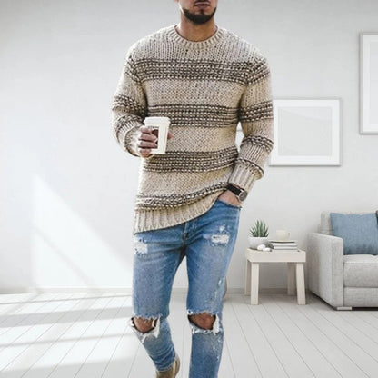 Svart strikkegenser LANDYN, herremote, casual stil, kombinert med blå jeans. Perfekt for høst- og vintermote. Komfortabel og trendy design.