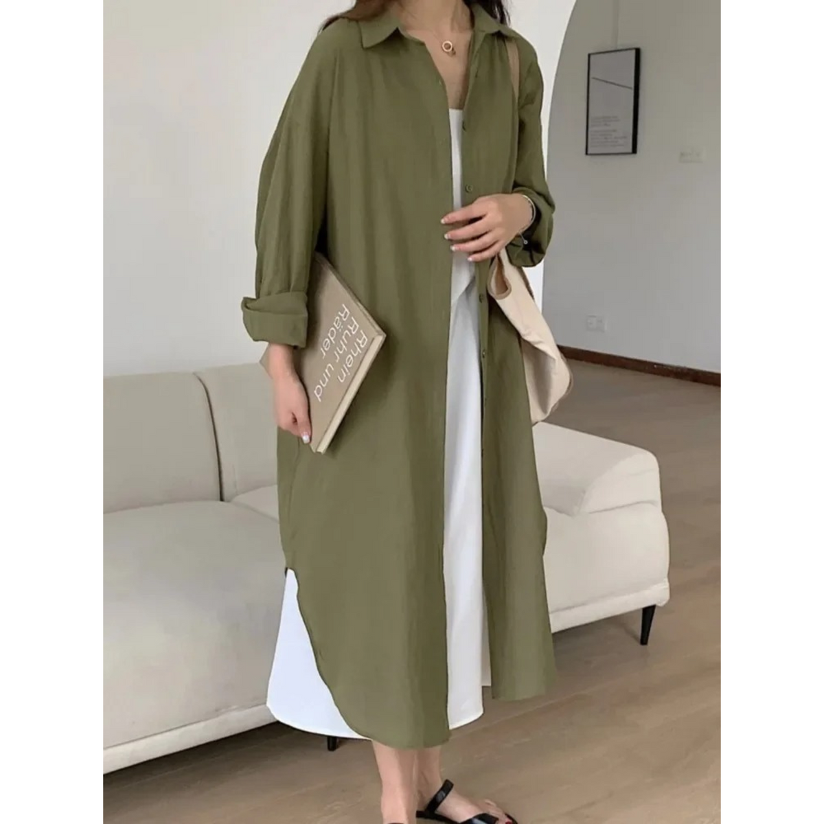 Kurtka damska z zapięciem na guziki, luźnym krojem i długim fasonem - J&B; - 3 - Livia-Moda