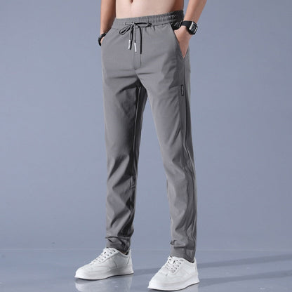 Grijze herenbroek, lente-zomer casual stijl, ademend en slank ontwerp, met elastische tailleband en trekkoord, geschikt voor sport en vrije tijd.