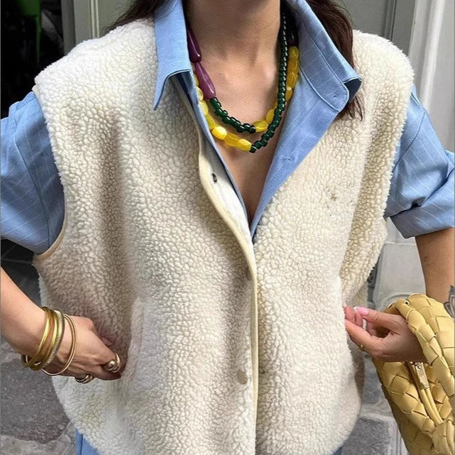 Kamizelka z sztucznego futra dla kobiet, miękka w dotyku, zapinana na guziki - J&B; - 3 - Livia-Moda