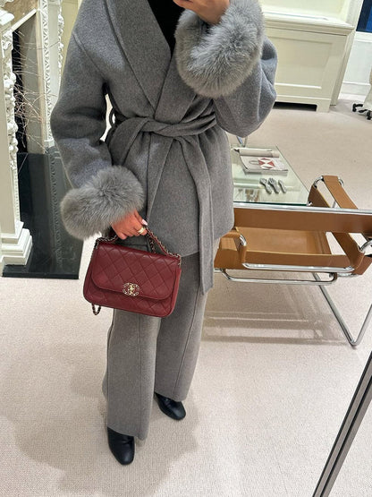 Valeria – Elegancki płaszcz z futrzanymi mankietami damski