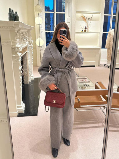 Valeria – Elegancki płaszcz z futrzanymi mankietami damski