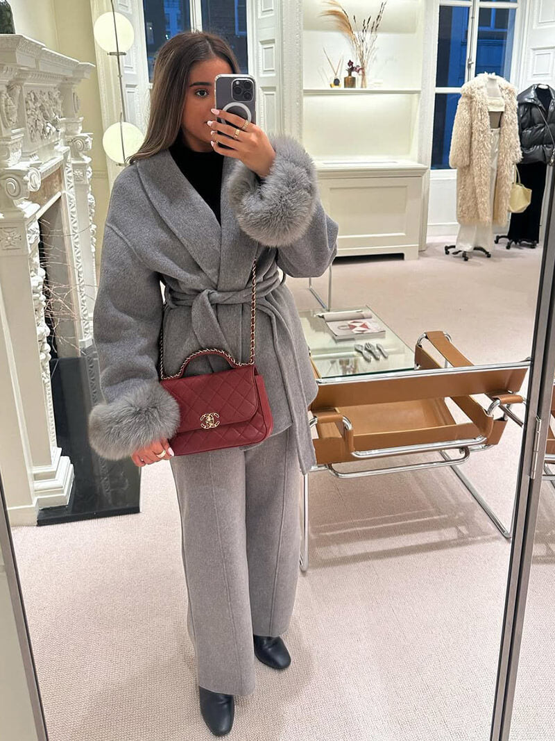 Valeria – Elegancki płaszcz z futrzanymi mankietami damski