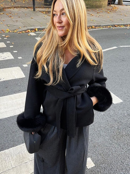 Valeria – Elegancki płaszcz z futrzanymi mankietami damski
