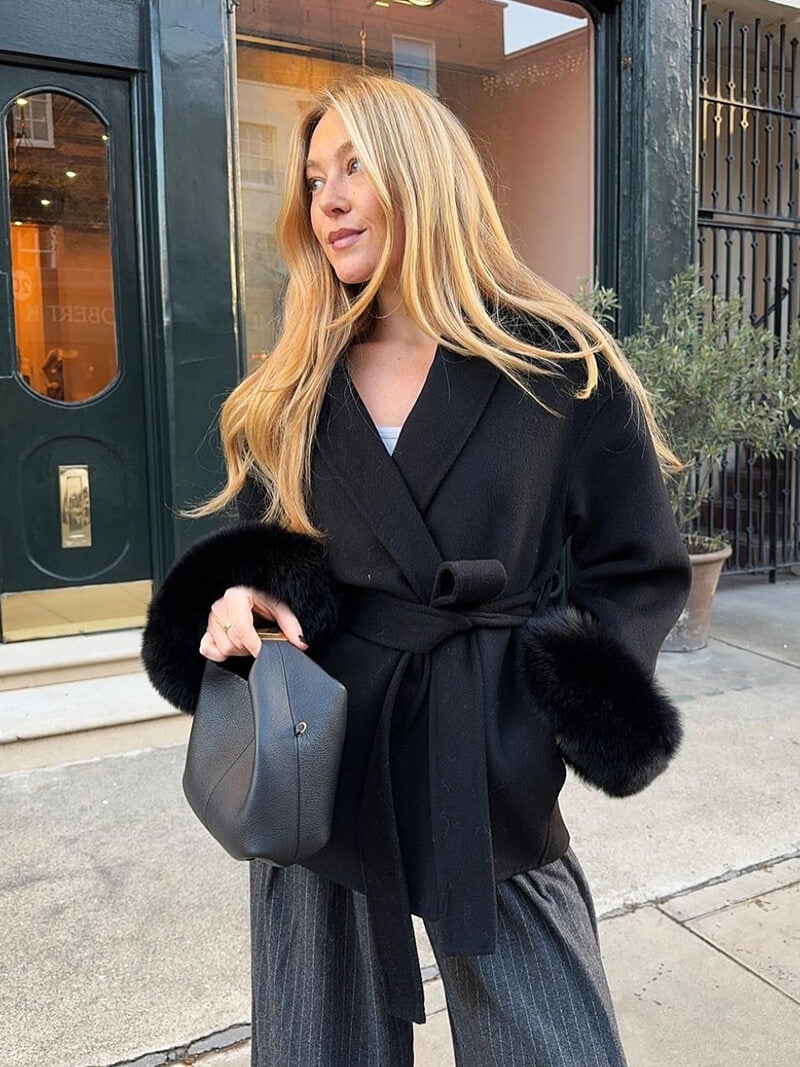Valeria – Elegancki płaszcz z futrzanymi mankietami damski