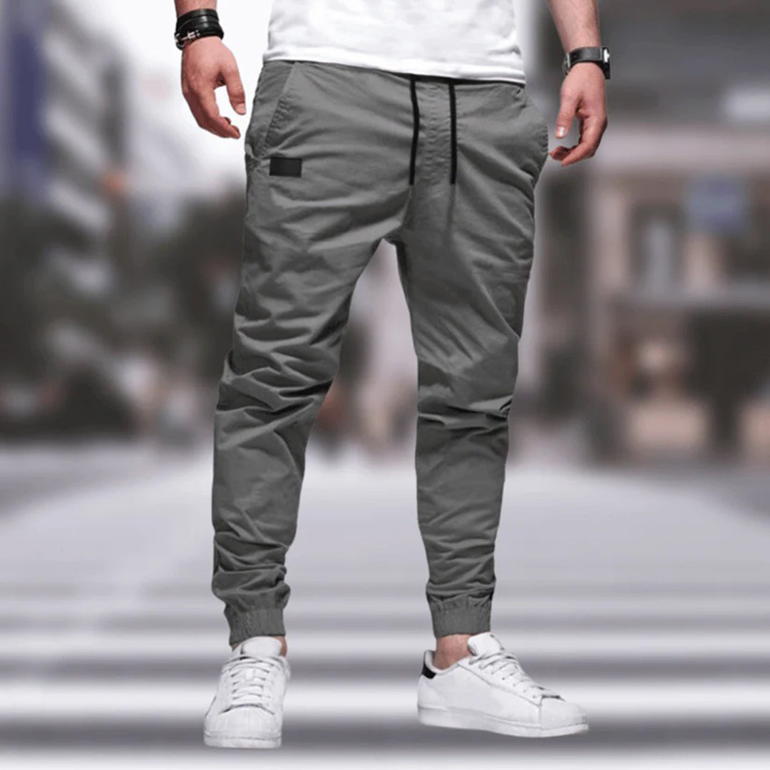 Grønne joggebukser for menn, komfortabel passform, elastisk midje, snøring, moderne stil. Perfekt for hverdagsbruk og fritidsaktiviteter.