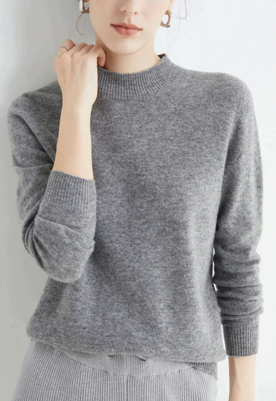 Sweter damski z okrągłym dekoltem i długim rękawem - 17 - Livia-Moda