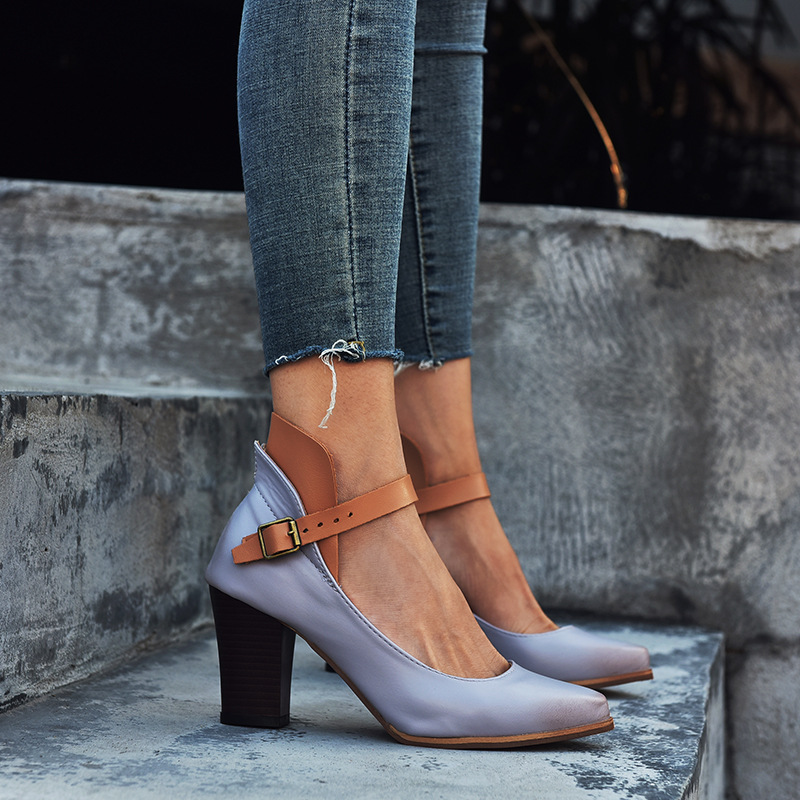 Lucía – Klasyczne Czółenka na Słupku z Paskiem