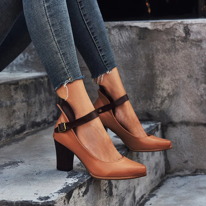 Lucía – Klasyczne Czółenka na Słupku z Paskiem