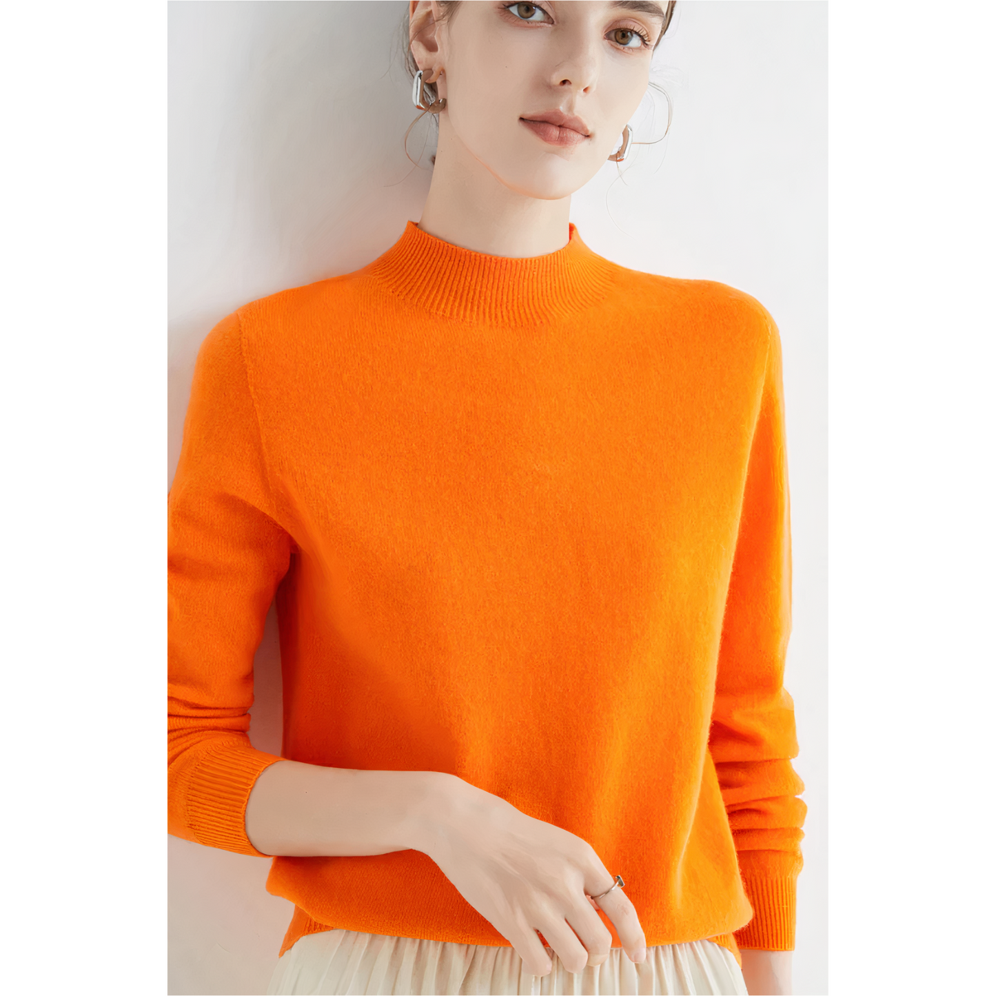 Amelia - Damski sweter biały z półgolfem