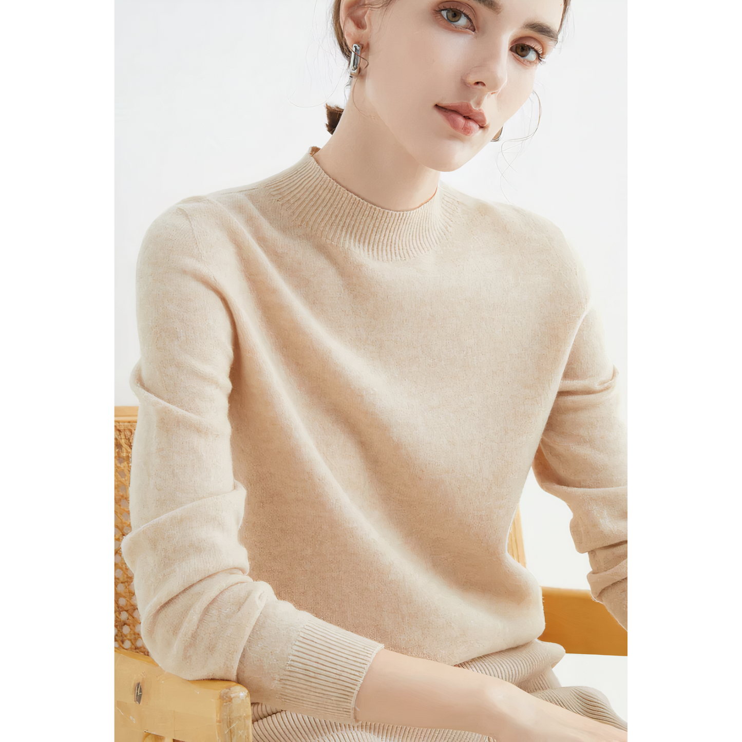 Amelia - Damski sweter biały z półgolfem