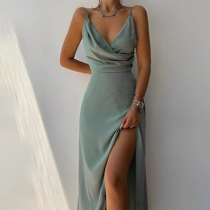 Vue rapprochée du tissu satiné d'une robe longue fluide pour femme, mettant en avant la couture soignée et la texture douce et légèrement brillante du matériau beige clair. L’image illustre la qualité et la finition élégante du vêtement, idéale pour un style raffiné et féminin.