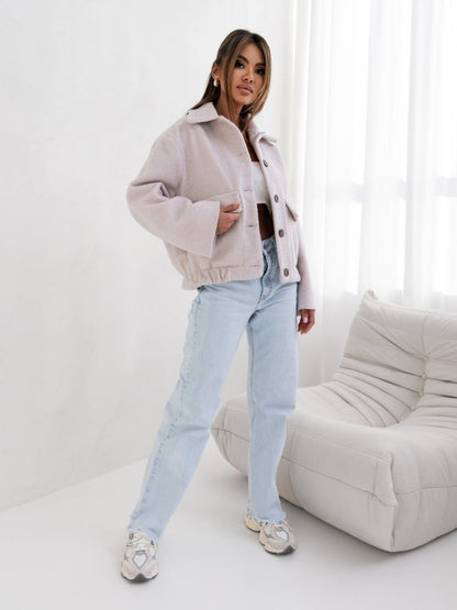 Natalia – Damska krótka kurtka o nowoczesnym kroju z dużymi kieszeniami