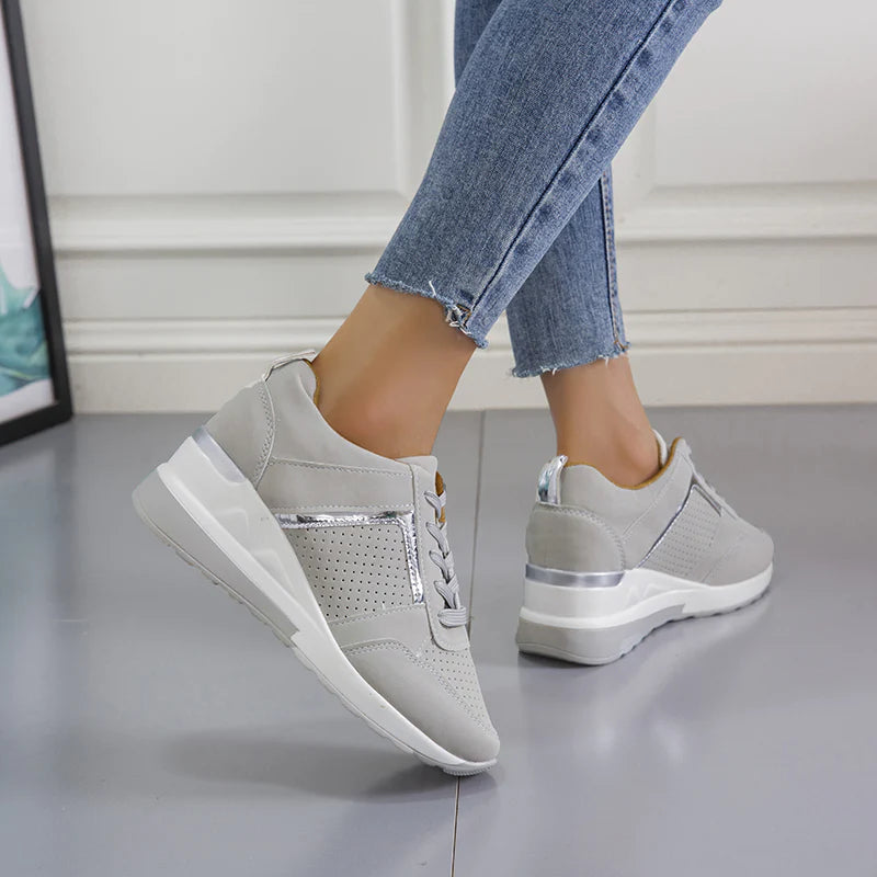 Clara – Damskie sportowe sneakersy na koturnie