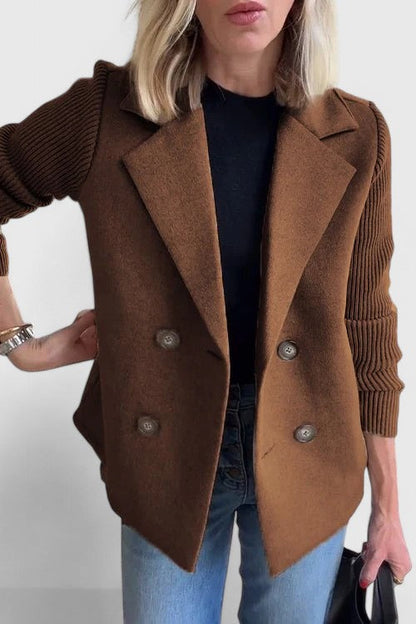 Marisela – Krótki płaszcz z podwójnym zapięciem i dzianinowymi rękawami