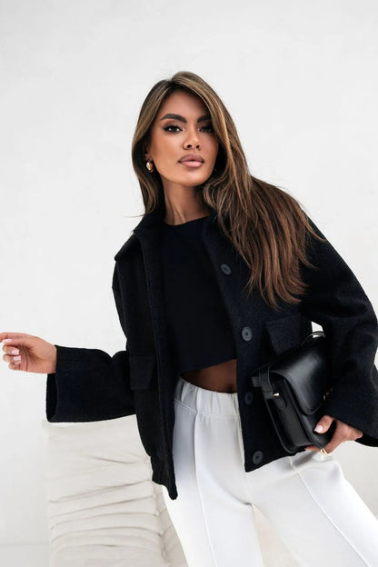 Natalia – Damska krótka kurtka o nowoczesnym kroju z dużymi kieszeniami