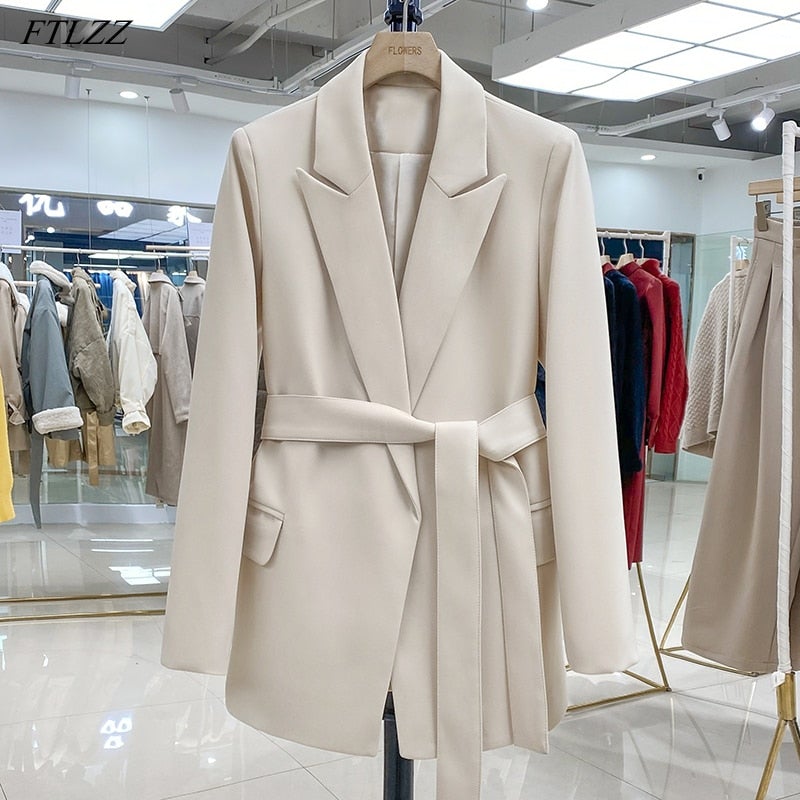 Damska marynarka o dopasowanym kroju z paskiem - J&B; - 1 - Livia-Moda