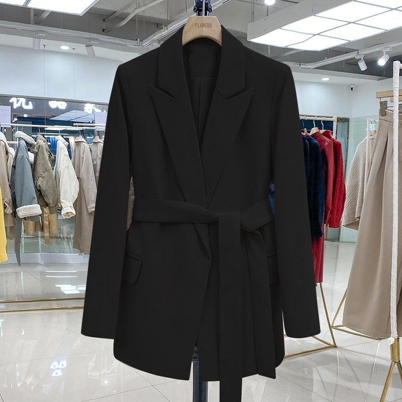 Damska marynarka o dopasowanym kroju z paskiem - J&B; - 2 - Livia-Moda