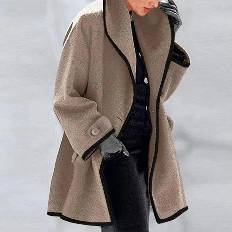 Damski płaszcz o kroju oversize z eleganckimi kontrastowymi wykończeniami - J&B; - 1 - Livia-Moda