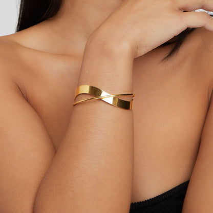 Alexis – Elegant Twisted Cuff Bracelet - Image 3