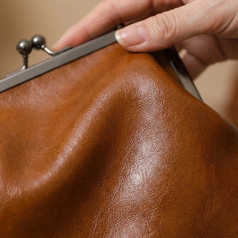 Damska torebka z elegancką ramką i teksturowanym wykończeniem | L&V - 8 - Livia-Moda