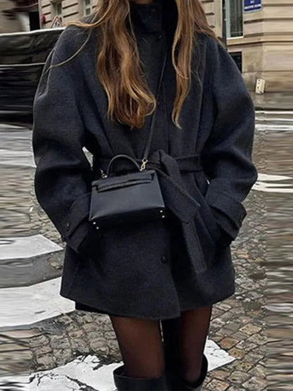 Natalia – Krótki wełniany płaszcz z paskiem i wysoką stójką