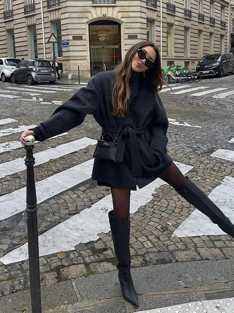 Natalia – Krótki wełniany płaszcz z paskiem i wysoką stójką