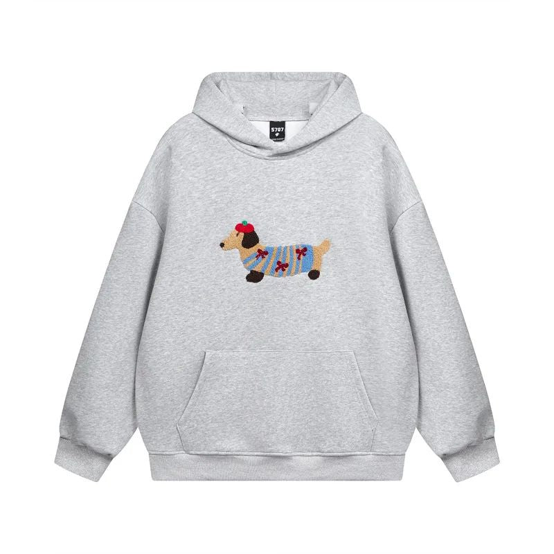 Cozy Pup Hoodie, in marineblauw, met geborduurde teckel in een kleurrijke trui, perfect voor koude winterdagen en feestelijke momenten