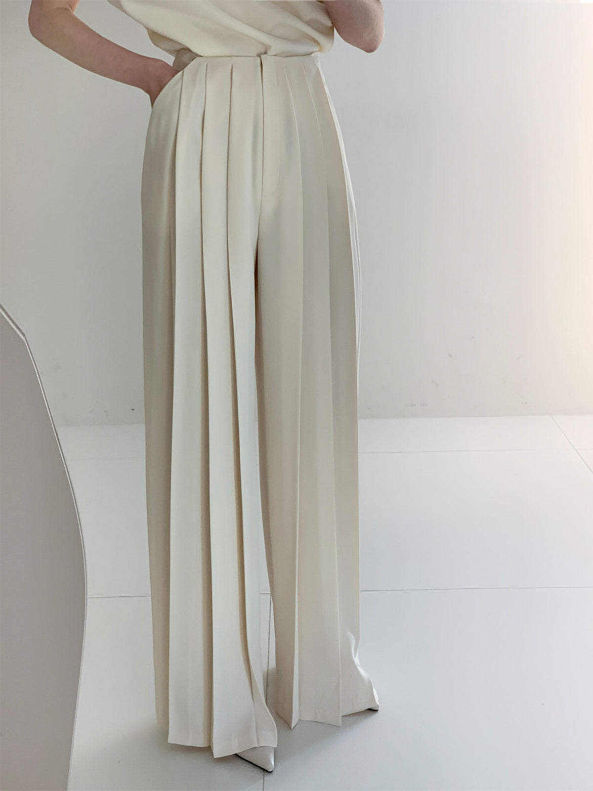 Nicole – Elegant High-Waisted Wide-Leg Pleated Trousers for Women - Image 1
