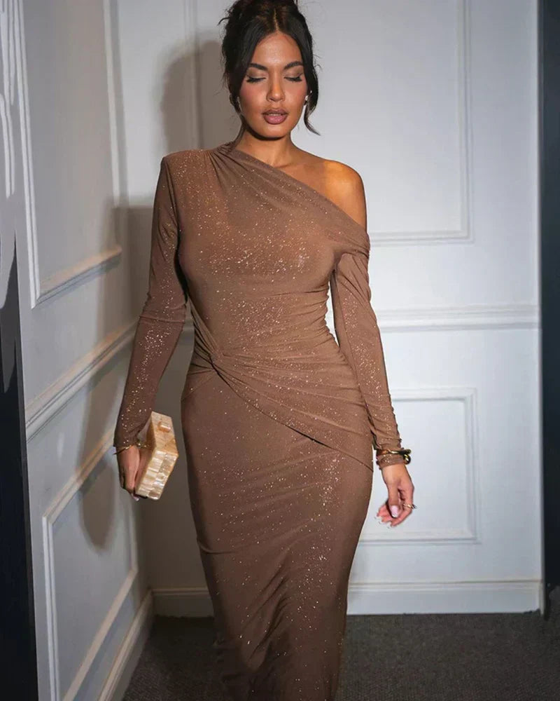 Isabella – Błyszcząca dopasowana sukienka maxi z odkrytym ramieniem damska