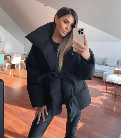 Isla – Ocieplana kurtka puchowa z paskiem damska